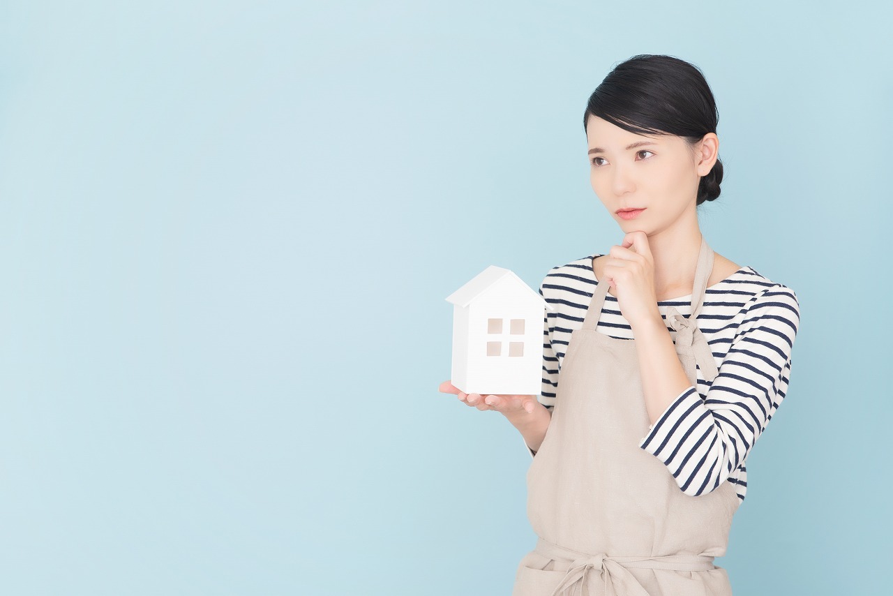 疑問に思う女性